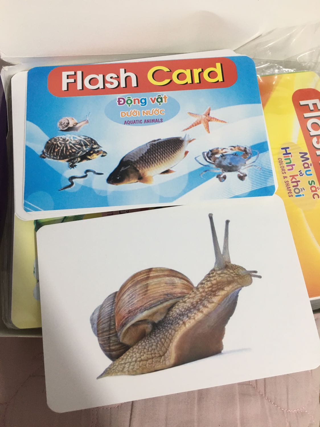 Thẻ cứng cáp, hình ảnh in khá rõ nét. Tuy nhiên chủ đề gia đình mình thấy khá trừu tượng, xong lại minh hoạ bằng hình hoạt hình các bộ phận cơ thể. Bé nhỏ ko thể hình dung ra được.
Bộ thẻ số in bị thiếu số 8 và bị thừa 1 số thẻ trắng.
Nói chung với giá tiền thì tạm chấp nhận được.