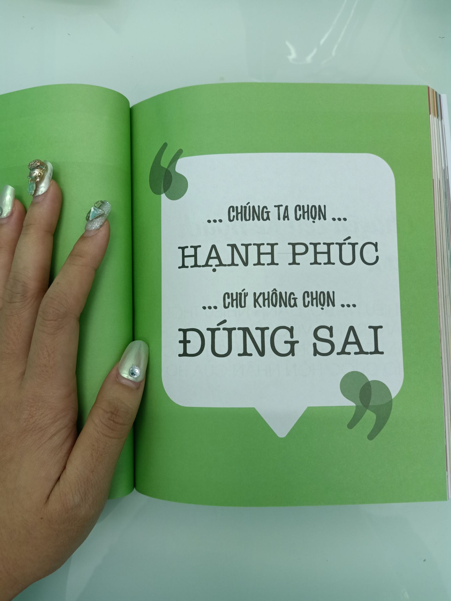 Đóng gói sản phẩm đẹp, còn sản phẩm bên trong thì khỏi chê . Ban đầu thấy tựa sách hay hay nên mua, ai ngờ đọc xong bị cuốn theo luôn?,mình cưới rồi trong hôn nhân cũng gặp nhiều vấn đề mà bản thân k biết giải quyết ntn, nhưng đọc xong sách này thì mình có góc nhìn khác hơn về những chuyện đã xảy ra trong hôn nhân, cảm ơn tác giả của quyển sách này rất nhiều ?