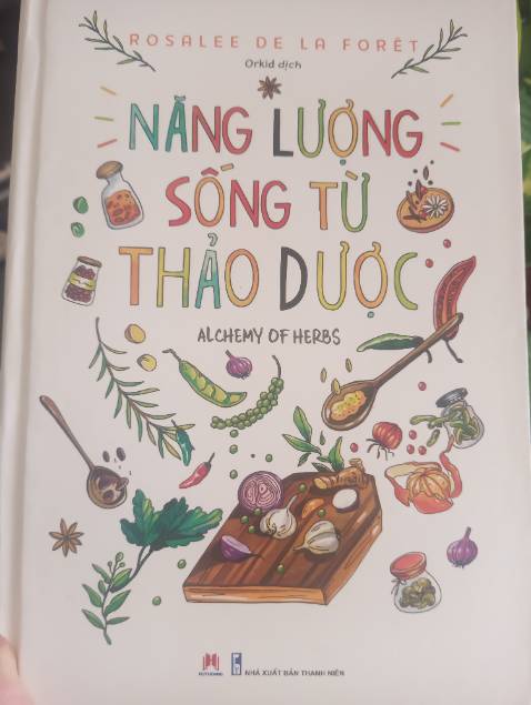 Sách đẹp, giấy đẹp, minh họa các loại cây bằng hình ảnh rất đẹp, nội dung chi tiết giúp chúng ta có hiểu biết về cây cỏ từ khái quát đến loại thường dùng, và cả cách sử dụng hỗ trợ chữa bệnh đến các công thức dùng cho món ăn để tăng vị, và cũng là hỗ trợ giảm các vấn đề về bệnh tật  của cơ thể, ăn để chữa lành. Cây cỏ thức sự hữu ích và hiệu quả nếu chúng ta thực sự hiểu rõ về chúng, vì mình đã chữa hết ho bằng cách dùng tần dày lá kết hợp với tắc, lá tía tô.