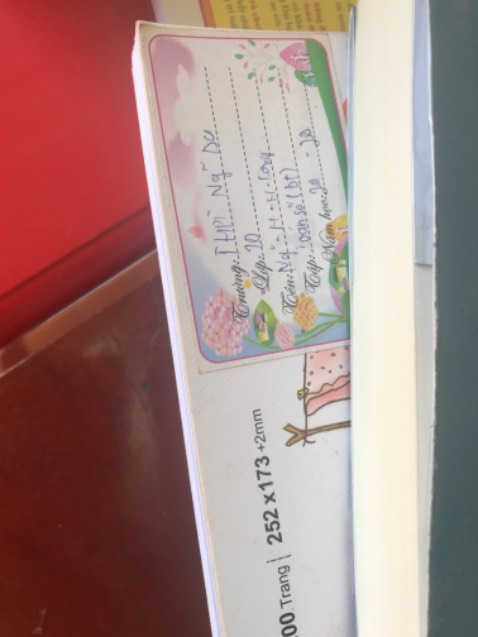 Sách đọc hay.Chữ sách không có dấu hiệu bong tróc.Nhưng...chữ bìa bị mất màu như kiểu là tróc màu,tróc sơn.Nói chung tốt gỗ hơn tốt nước sơn.Nếu ai tập trung nội dung sách mà không cần bìa phải xuất sắc thì sách vẫn là một lựa chọn hợp lý.