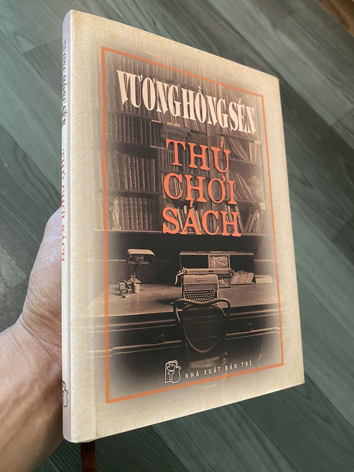 Sách được đóng gói cẩn thận, ko cấn móp, xước xát gì nhưng hơi cũ bẩn.