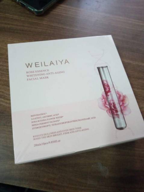 Mình mua mặt nạ kèm thêm sữa tắm để xịt một lần luôn cho tiện nè phí ship rẻ .shop phục vụ tốt cảm ơn ạ