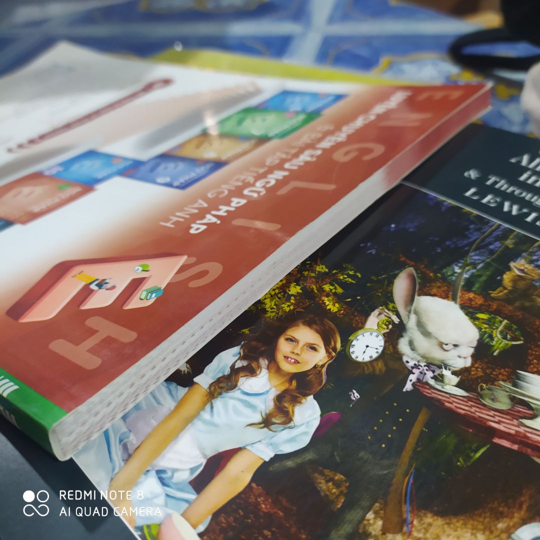 Mình sẽ đánh giá về bên ngoài lúc mới nhận được sách: sách đẹp và giống như trong hình, có một vài chỗ bị tróc nhưng rất bé. Từ vựng có kèm hình minh hoạ nên chắc sẽ khá là dễ học thuộc, phần bài tập ngữ pháp có lời giải nhé..v.v...(các bạn có thể mua về để trải nghiệm thử nhé)