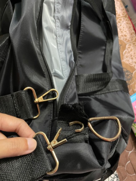 Vì mình cần giao hàng ngay trong ngày nên đặt sản phẩm này, vừa xài đc 2 ngày thì quai bị đứt, đường may rạn và vải bị xù. Dây xách và dây đeo bản nhỏ quá nên không chịu lực tốt được, dù chỉ soạn đồ đủ đi chơi 2 ngày thui mà cũng bị đứt.