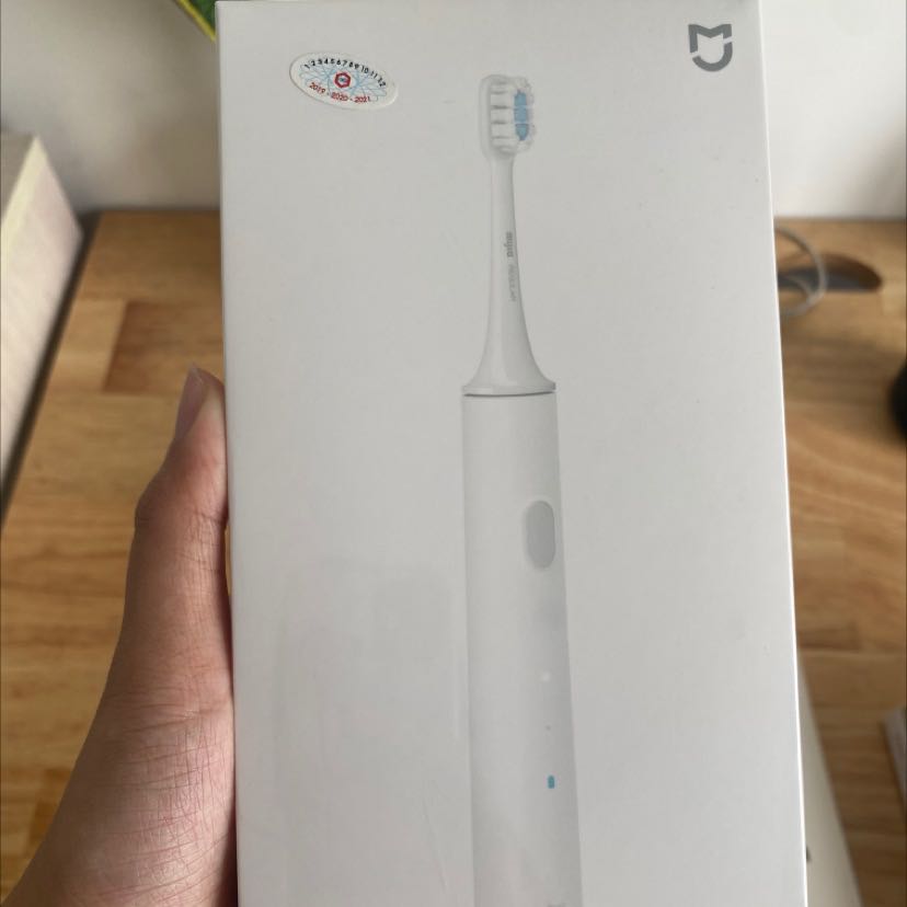 TikiNow giao hàng nhanh chóng, đóng gói sản phẩm đẹp mắt, xịn sò. Bàn chải màu trắng nhìn rất sang trọng và sạch sẽ, cầm nặng tay+thời gian sử dụng của pin lâu => Rất tốt