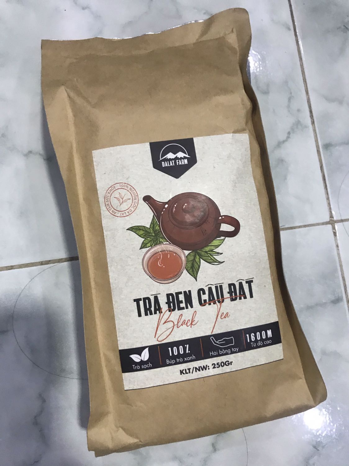 Giao hàng siêu nhanh đúng 24h có luôn. Loại trà đen này mình lấy khoảng 10gram, pha với 100ml nước sôi, tráng nhanh 1 nước rồi ngâm trong 15’ cho ngấm trà nè. Thơm, mình thấy hơi nhạt, không có bị say. Mình pha thêm với 1 muỗng sữa đặc, đường và sữa tươi thì cũng ngon nè.