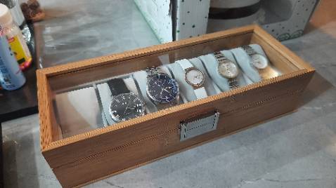 Hộp khá lớn. Vừa với đồng hồ nam mặt 43mm. Phải nói là đóng gói và hoàn thiện rất ưng ý. Hộp khá lớn. Vừa với đồng hồ nam mặt 43mm. Phải nói là đóng gói và hoàn thiện rất ưng ý.