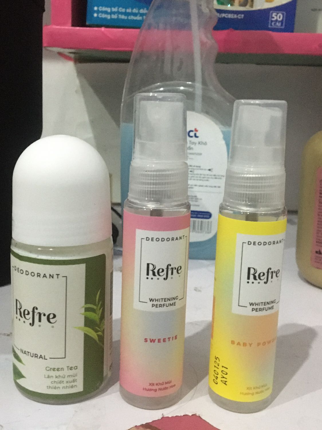 mùi màu hồng là thơm nhất có mùi kẹo ngọt khá hợp với bạn nào thích mùi ngọt , siu ngọt mà k gắt nhe , giao nhanh khá ok , màu vàng thì có mùi sữa tắm 🥲 k thơm bằng màu hồng (ý kiến cá nhân)