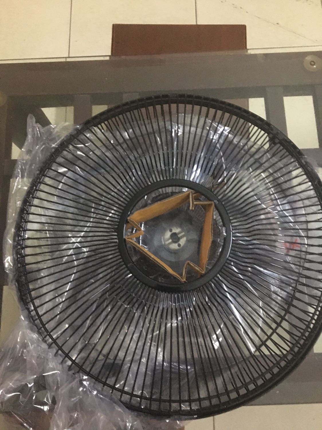 Ship nhanh, đóng gói cẩn thận, không có gãy vỡ, thiếu sót gì. Quạt chạy ổn, chỉ có điều tuốc năng không có trên điều kiển mà phải tự bấm tay thì hơi kì, và hơi ồn chút nhưng mình thấy ở mức chấp nhận được.