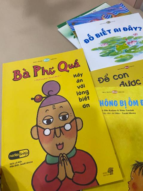 bất ngờ vì con không những không sợ mà còn thích nữa, cứ hay trêu con là bà phí quá đang đến đấy là ăn hết đồ ngay