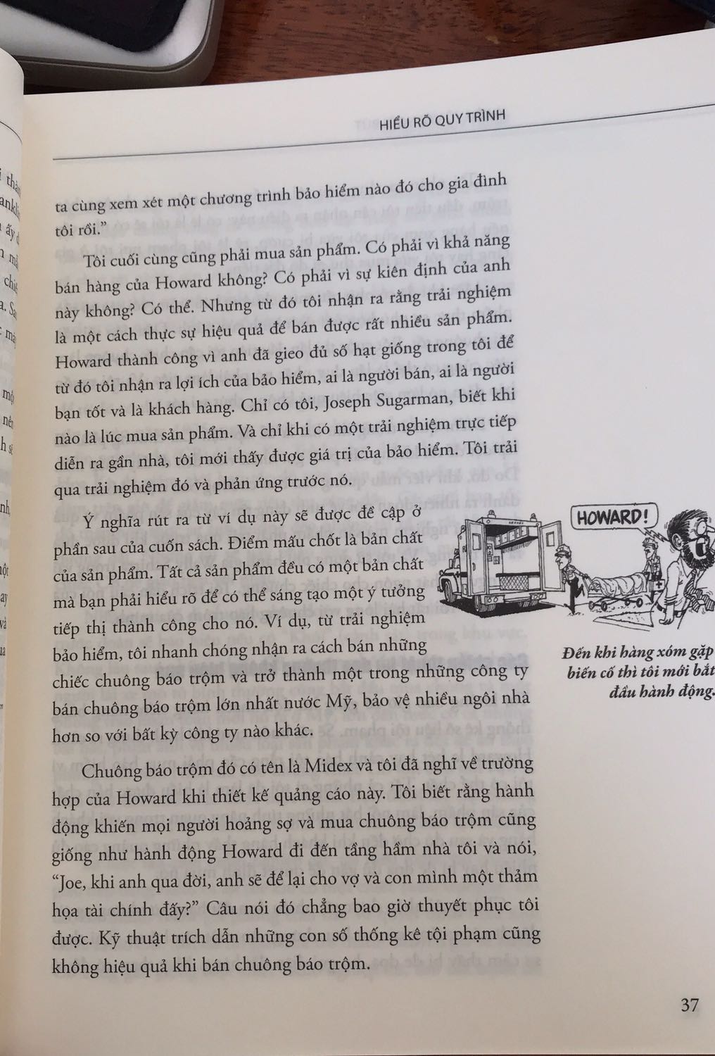 Tiki: giao hàng nhanh và đúng deadline dù đơn hàng mình nhiều phải tách thành 2 đợt giao. Cho 5 sao đối với Tiki.

Về sách: Nội dung và tinh thần chung của quyển sách thì không cần bàn cãi. Mình là copywriter thấy quyển này rất hay và hữu ích. Tuy nhiên đối với bản dịch, đọc có cảm giác người dịch hơi bị vào khuôn và dịch cứng. Còn về thiết kế thì hoặc là mình chưa biết cách layout này có nghệ thuật thâm sâu ẩn ý gì không hoặc là do bản thân nó quá buồn chán. Cách căn lề làm quyển sách vừa dày, nặng mà còn vừa khiến nó khó theo dõi. Chú thích hình ảnh lúc thì để trên hình, lúc thì dưới hình nhìn rối rắm. Bản thân ai đã yêu thích quảng cáo và cả nghệ thuật in ấn thì nhìn cách trình bày này hơi khó chịu.

Nhưng nhìn chung, mình nghĩ quyển sách này xứng đáng được nằm trên kệ sách của các bạn copywriter cũng như những ai thích quảng cáo.