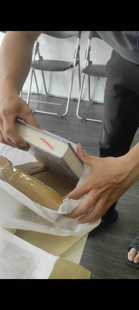 đóng hàng quá ẩu sách bìa gấp hết móp hết đóng hàng không cho được 1 cái hộp đàng hoàng nữa cho được đúng miếng bìa đặt đơn thì mấy triệu rồi chứ có phải ít đâu mà tiếc một cái hộp 1 cái hộp bao nhiêu tiền dữ vậy