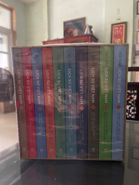 Tiki có chính sách đổi trả rất tốt, sau khi phản hồi mình đã nhận lại bộ sách mới đẹp. Về nội dung thì miễn bàn, gói gọn lịch sử đất nước dưới dạng các câu hỏi, dễ đọc dễ tra cứu, tài liệu tham khảo phong phú