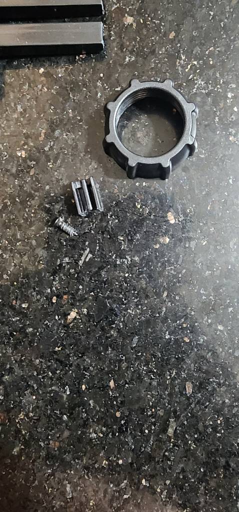 Gãy tùm lum, giải quyết đổi trả thì lâu.