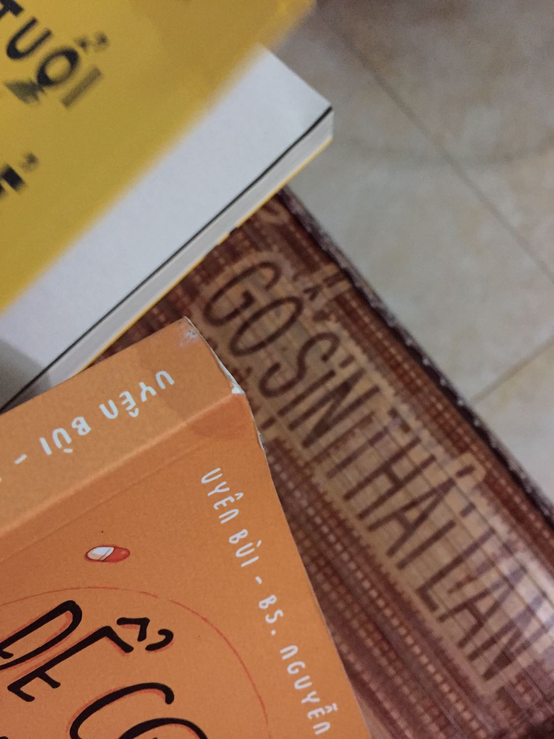 Mong tiki lần sau đóng gói hàng nên cho sách vào trong cái nilong rồi mới cho vào hộp, tránh ướt mưa ntn. Nhân viên giao hàng thái độ rất khó chịu, t2 giao mh k nhận đc  nên mh hẹn t3, cái này đó tiki dự kiến t6. N khi mh nói " a chu y lần sau đừng làm ướt bọc hàng" thì nói "ai bảo lưu kho làm ci, khi gọi nhận liền đi". Lưu kho là có quyền làm ướt bọc hàng của khách hàng ừ. Mong tiki chú ý lần sau ạ