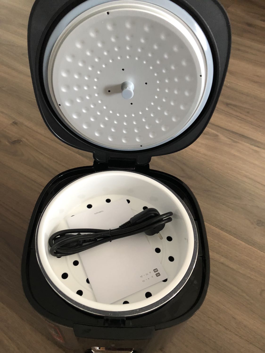 Mẫu mã đẹp chắc chắn . Lòng nồi dầy dặn , kèm quà tặng đẹp