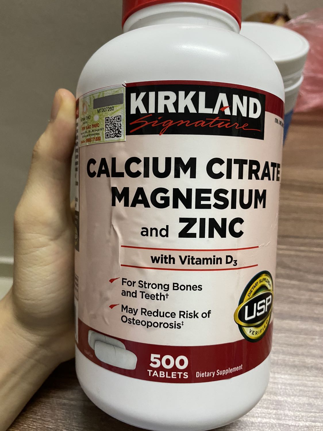 Mình so với bao bì trên lọ người nhà xách tay từ Mỹ thì thấy thông tin trùng khớp. Trên lọ có QR code của nhà nhập khẩu và check barcode cũng thấy sản phẩm. Nhưng sao bao bì bị nhăn nhúm như dán thủ công bằng tay ấy. Đáy lọ cũng ko giống đáy lọ ng nhà mình mua ở Mỹ, có phải do thay đổi nhà cung cấp lọ hay ko nữa.