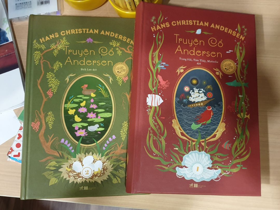Đây là bộ truyện nằm trong danh mục phải bộ cho tủ sách gia đình.
Chờ mãi tiki mới giảm giá. Nhã Nam hoàn hiện bộ này khá tốt, cả bìa ngoài và chất lượng giấy bên trong, có tranh minh họa.
Tiki giao hàng bộ này nhanh, đóng gói tốt, không bị móp cạnh, dập góc!