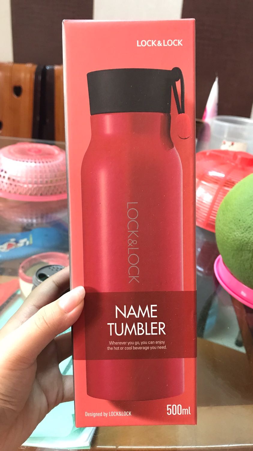 Tiki giao hàng khá nhanh, sau 1 ngày là nhận được. Còn được tặng kèm 1 dãy tag để ghi tên lên nữa. Bình xài chất lượng, giữ nhiệt tốt, lúc nhận bình trộm vía mình không nghe mùi nhựa gì hết. Bình khá là dễ trầy nên high recommend các bạn nên mua màu đen, vừa sang vừa sạch. Thế thôi, chất lượng ??