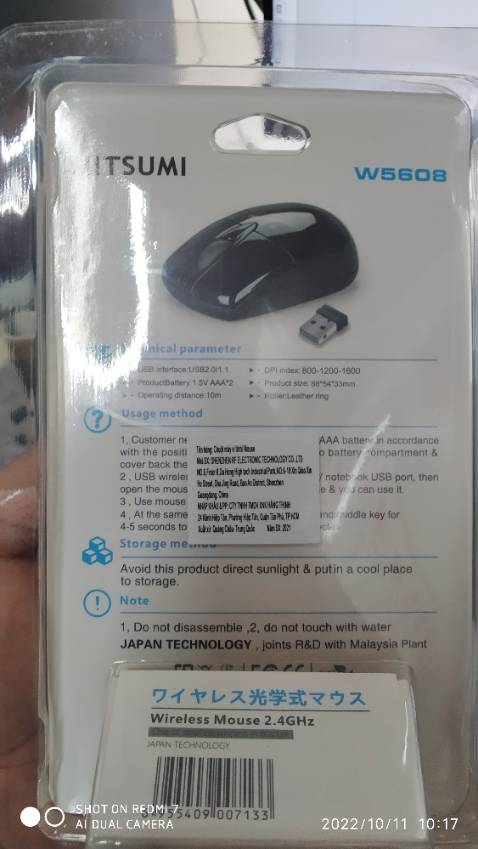 có sẵn 2 viên pin luôn, lắp vào cầm chắc tay, sử dụng tốt !