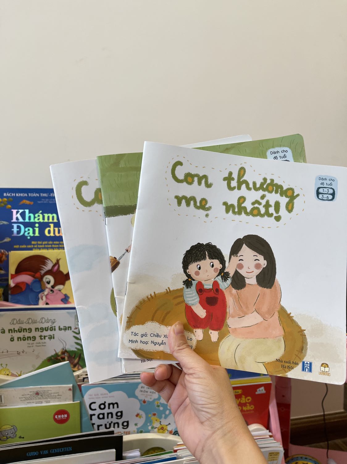 Giá sách của con gái hơn 2 tuổi của mình khá nhiều và đủ các thể loại nên tìm trên tiki một bộ nào vừa mới vừa hay khá khó. Bộ Gia đình bé bỏng này đặt về bé rất thích và đã thuộc mấy đoạn thơ rồi. Bố mẹ và bà nội thì rất ưng vì nội dung rất "nịnh", rất tình cảm và ngọt ngào. Minh hoạ rất dễ thương, màu sắc tươi sáng, xinh xắn. Lại được tặng cả sticker đáng yêu, con mình về dán đầy trên bàn làm việc, thích thú vô cùng