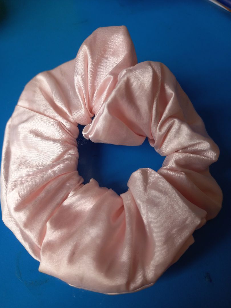 dây cột tóc như hình, dễ thương lắm nhé, Mình dùng được 1 năm rồi k bị dão chun