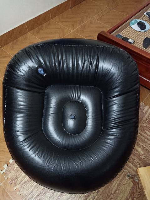 Chất liệu chắc chắn, dày. Thời gian bơm hơi nhanh. Ngồi rất êm và thoải mái. Chỉ có điểm trừ van nên để bên sườn ghế thay vì dưới đáy