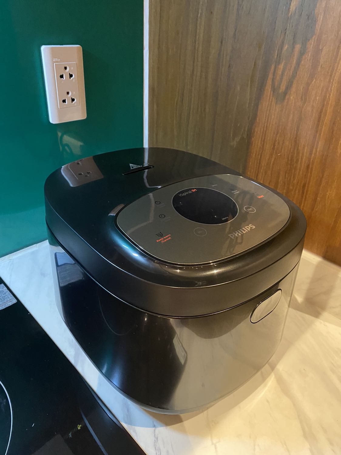 Trước hết là vận chuyển khá lâu, nhưng vì dịch Covid nên hoàn toàn chấp nhận.
Nói về ưu điểm là nồi thiết kế đẹp.
Tuy nhiên lại không có tay xách nên khá bất tiện.
Nói về nấu cơm thì chân thành mà nói là cũng không nổi bật như quảng cáo hay recommended trên mạng, thậm chí nhiều nơi cháy hàng, không có hàng… mình so với cái nồi Media mua 700 ngàn thì thấy hạt cơm như nhau. Cái này đã có rất nhiều bạn nói vậy khi mua sp rồi nhưng mình k tin vì nghĩ nồi không rẻ mà 😂. 
Nấu cơm xong thì nước sẽ tràn hai bên thành nồi nha