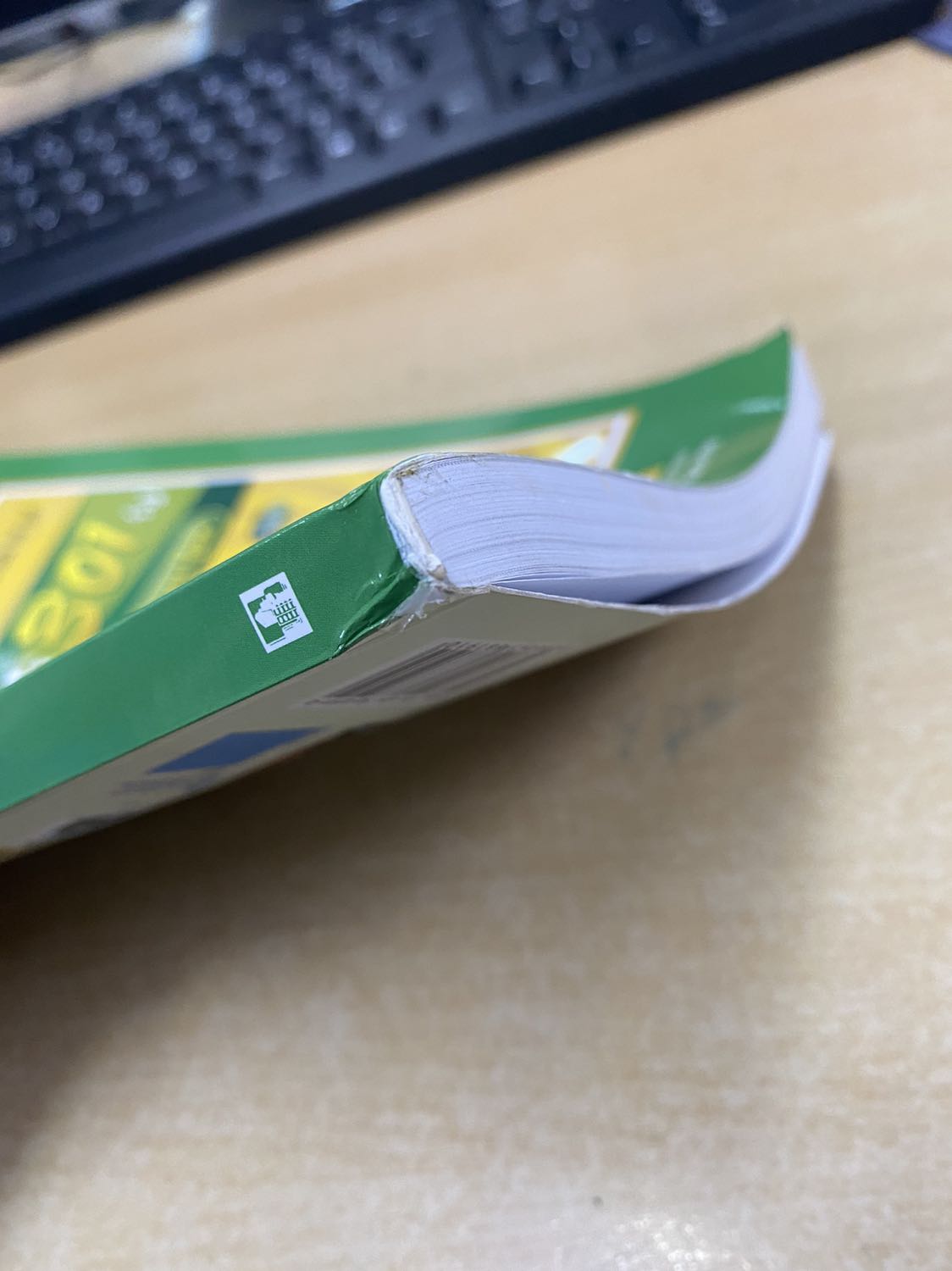 Sách chưa qua sử dụng nhưng bảo quản, vận chuyển khá chán, móp méo, quăn góc ? m dùng sách rất ko thích để quăn mép như này