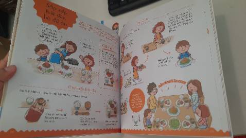 Mình thích quyển này quá đi mất !
Canh mãi mới có sale, nội dung xịn xò như này đúng là không sale 50-50% như các sách truyện khác được thật.
Sách ngập tràn hình ảnh minh họa đẹp và dễ hiểu. Giúp trẻ và bố mẹ có thể cùng xem các tranh tình huống và thảo luận về những việc nhà mà trẻ có thể cùng làm. Sách chia thành các mục hướng dẫn cụ thể các tình huống: Lau dọn nhà cửa, chuẩn bị bữa ăn, Giặt đồ và phơi đồ, Công việc khác hàng ngày (phân loại rác, trông nhà...)
Thật là một cuốn sách hữu ích bố mẹ nên mua để đọc cùng trẻ