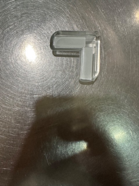 Sản phẩm khá ổn,thích hợp với các góc cố định còn riêng mình sử dụng cho tủ có bánh xe thì 2 tủ cọ nhau bịt góc sẽ rớt ra