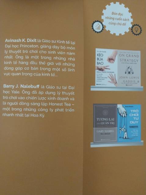 Về mặt dịch vụ thì Tiki đã làm rất tốt khi đã giao hàng đúng hẹn với một quyển sách cực hot được đề xuất bởi Chủ tịch Hoàng Nam Tiến cho các bạn sinh viên. 
  Về nội dung, mặc dù bìa sách ghi là ứng dụng và được khen tặng là dễ đọc tuy nhiên lượng lập luận của hai tác giả ( Giáo sư ĐH ) là cực nhiều kèm với bảng chia trường hợp cùng các câu hỏi thảo luận xuyên suốt các chương. Sách nêu ra các tình huống thực tế diễn ra trong cuộc sống mà ta có thể ứng dụng lý thuyết trò chơi nhằm ra quyết định hay hành động một cách khôn ngoan hơn.  
  Những chương đầu hơi khó đọc chút nhưng các bạn cứ đọc lướt qua một lượt rồi đọc kỹ từng chương nhé. Mình nghĩ sẽ mất nhiều tháng để hoàn thành xong cuốn sách này.
  Chúc các bạn đọc sách vui vẻ !!!