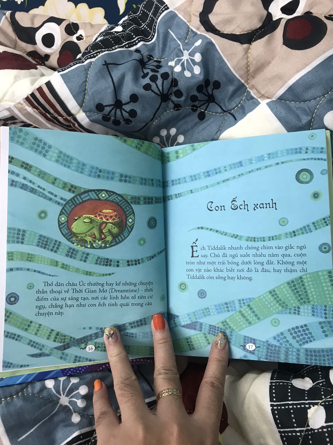 Cực kỳ cực kỳ thích cuốn này. Cầm Nặng tay, và các câu chuyện rất hấp dẫn. Màu sắc phải nói là rất rõ và đẹp. Chữ cũng to rõ nữa
Nhưng về nội dung thì đối với trẻ từ sáu đến chín tuổi nên có thêm ba mẹ kế bên để giải thích một vài từ khó nhé.