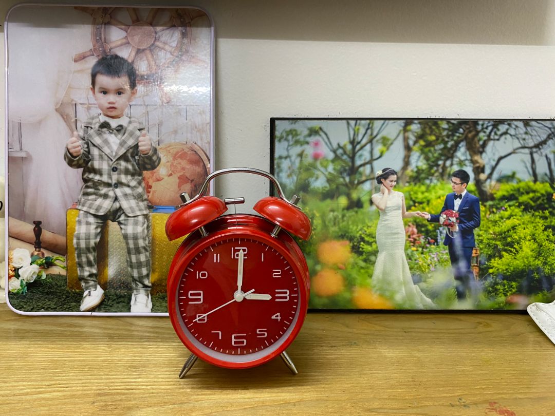 Đồng hồ đẹp lắm shop ơi, chuông to khiếp. Nó kêu vài tiếng là tỉnh luôn cả ngủ. Có em này ko lo dậy muộn nữa. Dùng tranh trí cũng khá đẹp. Giao hàng nhanh.