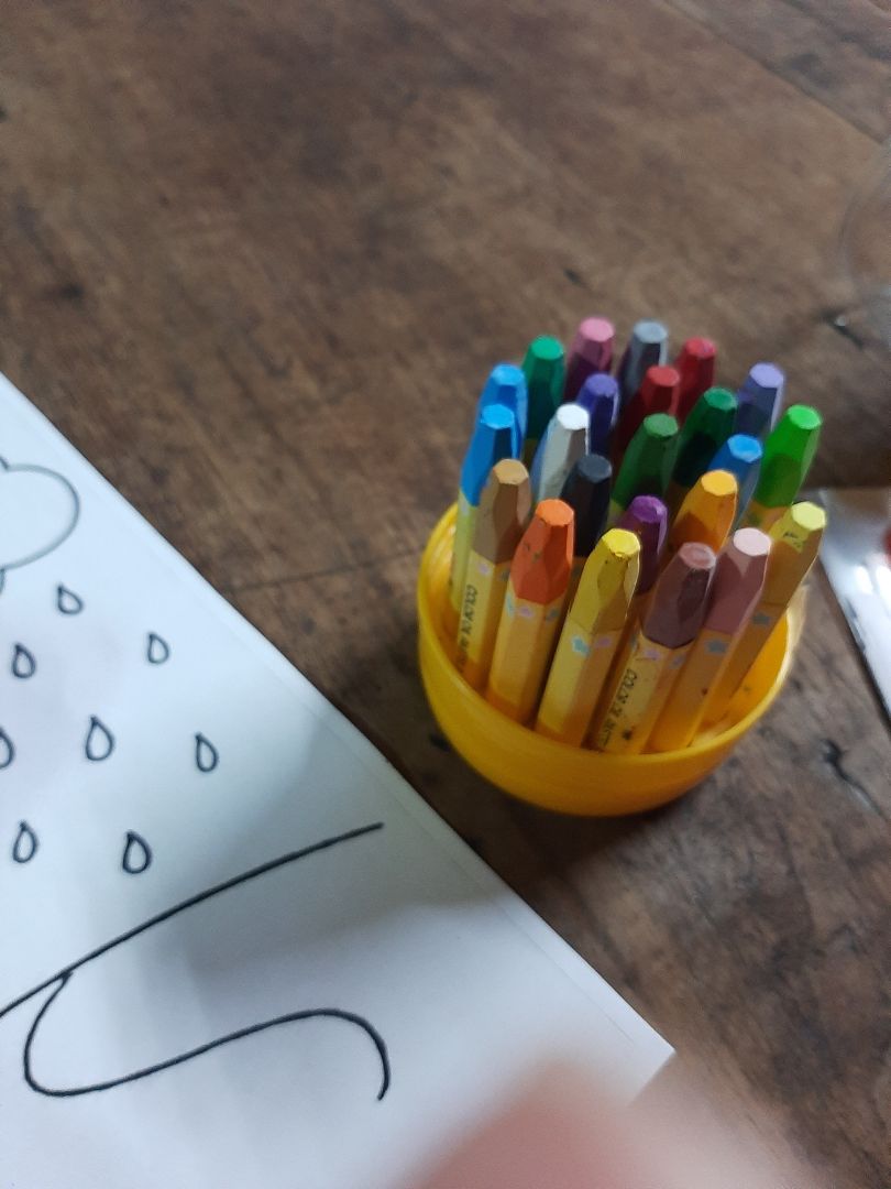 màu lên đẹp đều màu... nhưng cho bé nhỏ tuổi cỡ bé 3t nhà mình thì chơi tô màu loại này nên chơi cùng bé vì màu rất mềm... có thể cắn gãy...