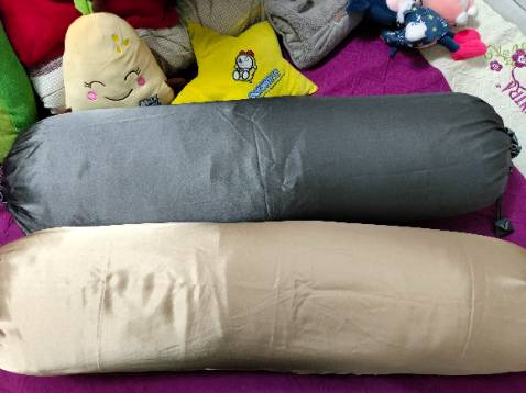 Gối êm lắm ự. Có túi xách bọc ngoài, túi xách dày dặn, có khoá kéo.