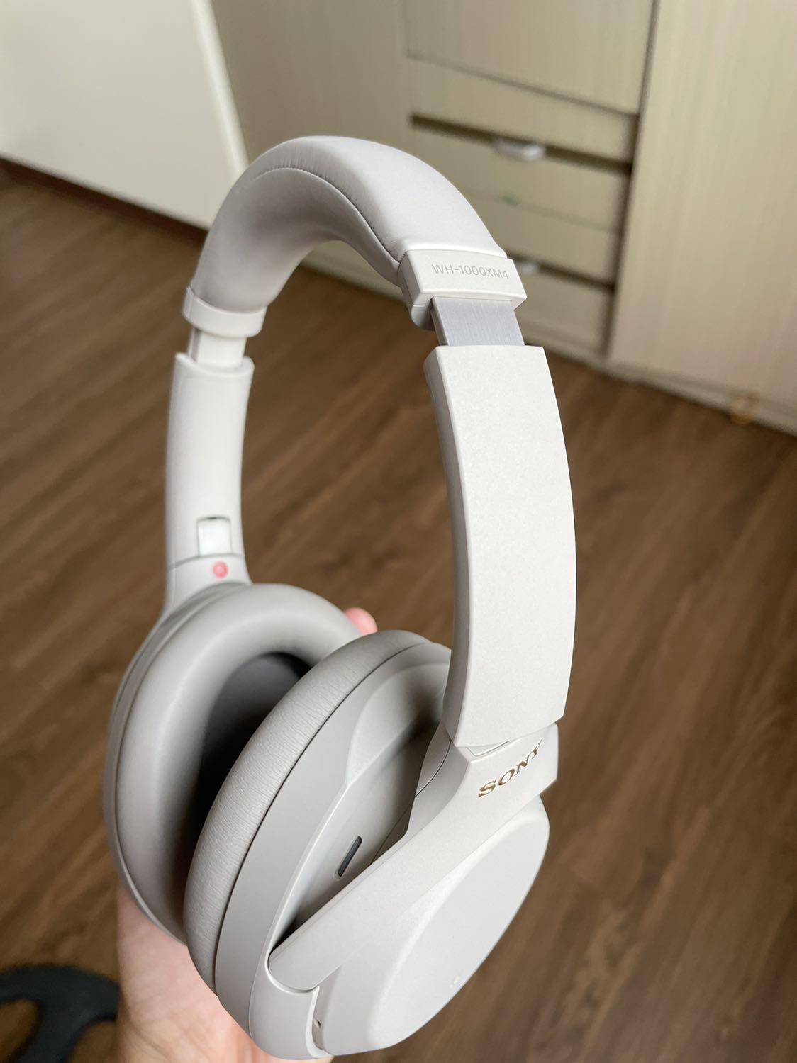 Quá nhanh. Mình lượn lờ sản phẩm vài lần. Trúng TIKI giảm 5tr790k. Áp mã moca 300k. Còn 5tr5. Quá đẹp cho 1 cuộc tình khô máu 🥰🥰🥰
Chất lượng nhạc hay. Mình mới đeo nên hơi đau đầu chút vì chưa quen. Chống ồn cực tốt.  nghe thấy tiếng quạt nhẹ thôi, ko rõ tẹo nào.
Mình liên kết dễ dàng với iphone nhưng laptop thì hơi mệt chút.
Các bạn ấn giữ nút nguồn tầm 7s thì sẽ hiện MX4 trên laptop nhé. Tai nghe sẽ kích thích Bluetooth pairing. Mình mày mò cách này trên youtube :)))