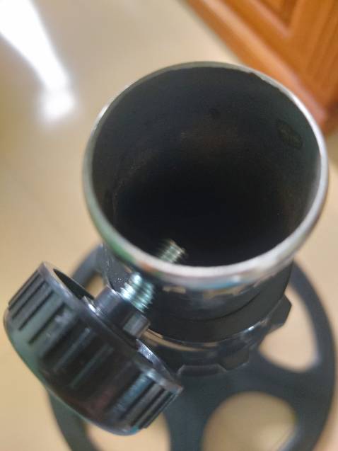 Hình như shop giao thiếu phần nối thân với đầu quạt rồi ạ, nếu giao đủ phải lắp được núm xoay vào lỗ trên đầu quạt chứ?