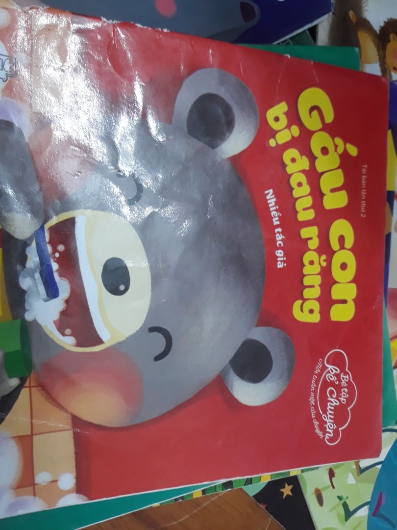 Tại sao lại phải đánh răng? Tại sao ăn kẹo lại bị sâu răng? Bác sĩ khuyên con như thế nào nhỉ? Nên đánh răng khi nào nào? 
Một bài học rất hay và gặp hàng ngày với các bé. Hãy đọc sách cho các bé và xem giúp bé đánh răng hàng ngày các phụ huynh của các bạn nhỏ nhé.