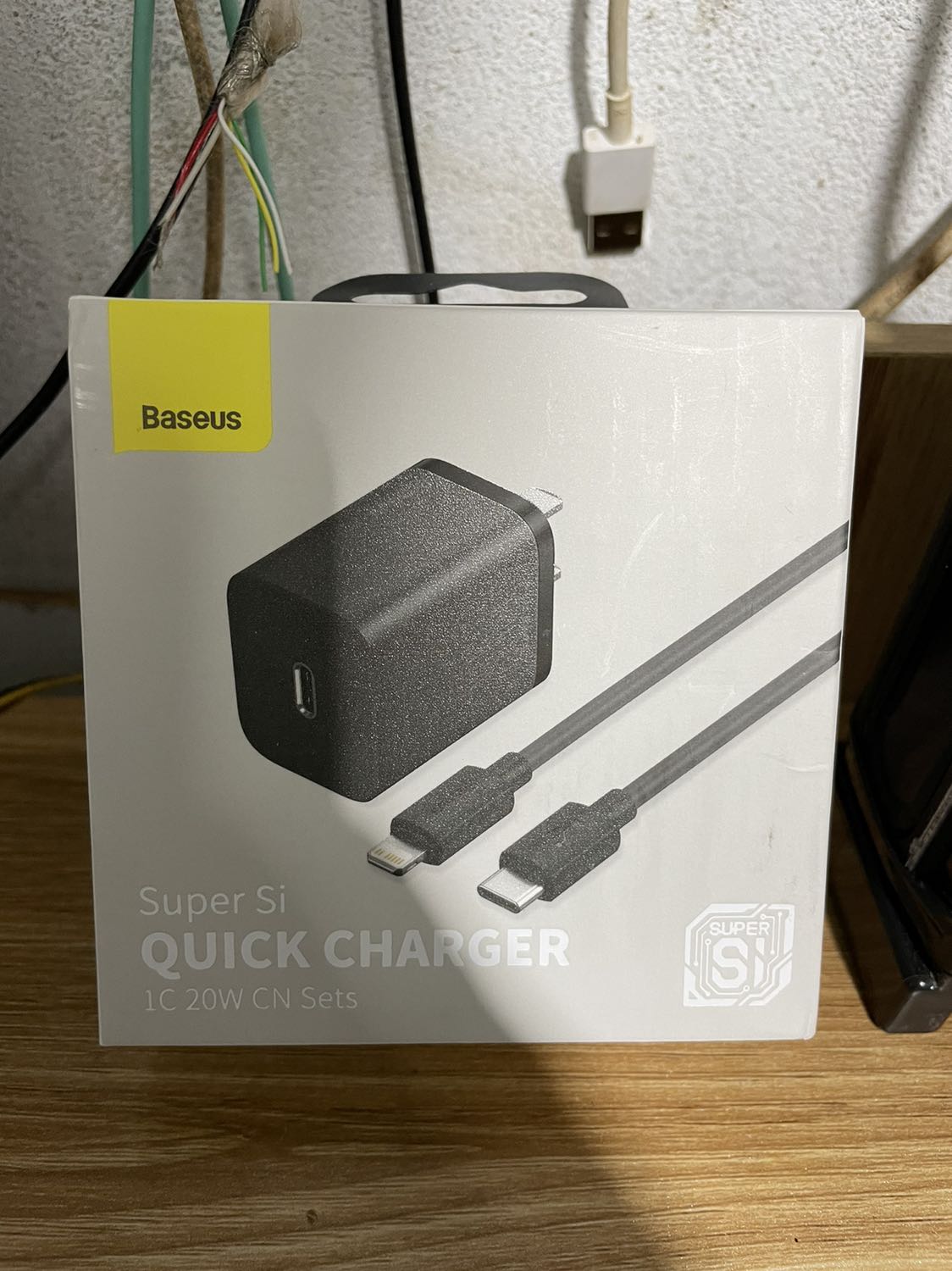 Dây to sạc chỉ có 8 chân nhé. Có sạc nhanh. Sạc hơi nóng. Dùng ok. Còn bền không dùng thơi gian mới biết. Pd sạc nhanh. Không có chuẩn MFI lên giá rẻ