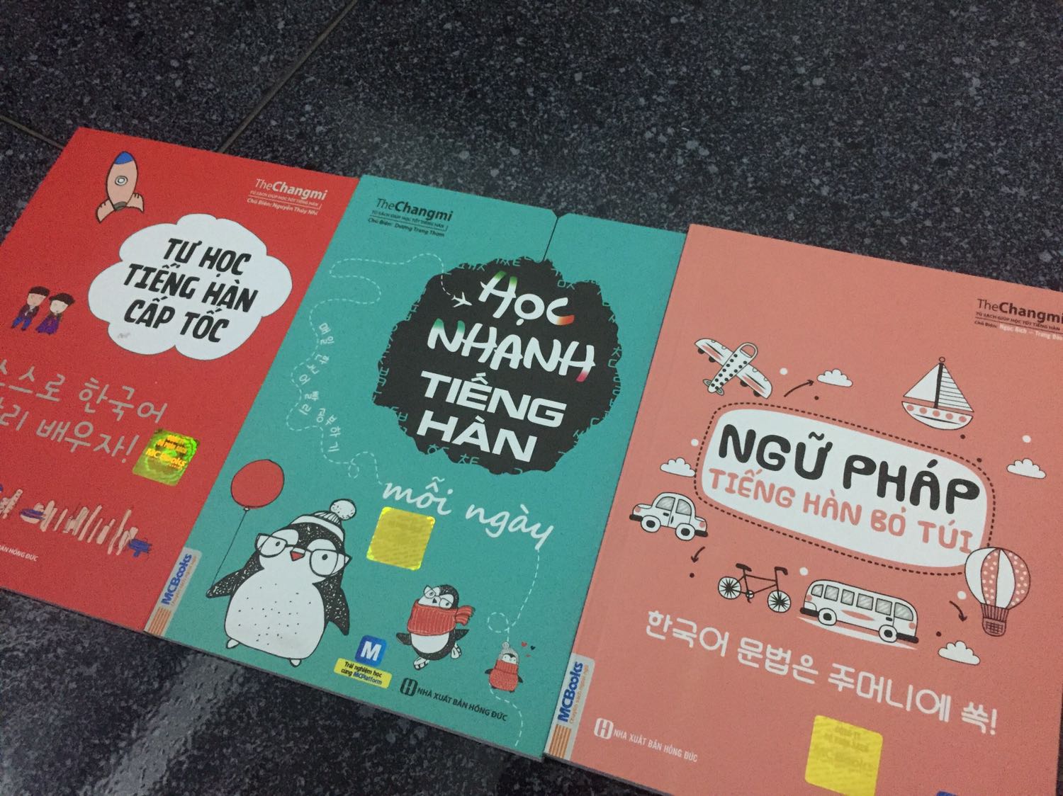 Sách nhìn rất dễ thương. Mình mua 3 quyển khác nhau nhưng tất cả đều ổn, không bị hư hỏng gì cả. Nhìn chung dịch vụ của Tiki và bên giao hàng ổn :) Mình mới mua sách, chưa đọc nên chưa review nội dung được. Nhưng ngày nay có những sách đẹp, dễ thương và bắt mắt như này thì việc học tiếng Hàn ngày càng dễ tiếp cận hơn rồi. Những năm trước ra nhà sách kiếm rất khó luôn á. Nói chung hiện tại mình hài lòng nhen ~