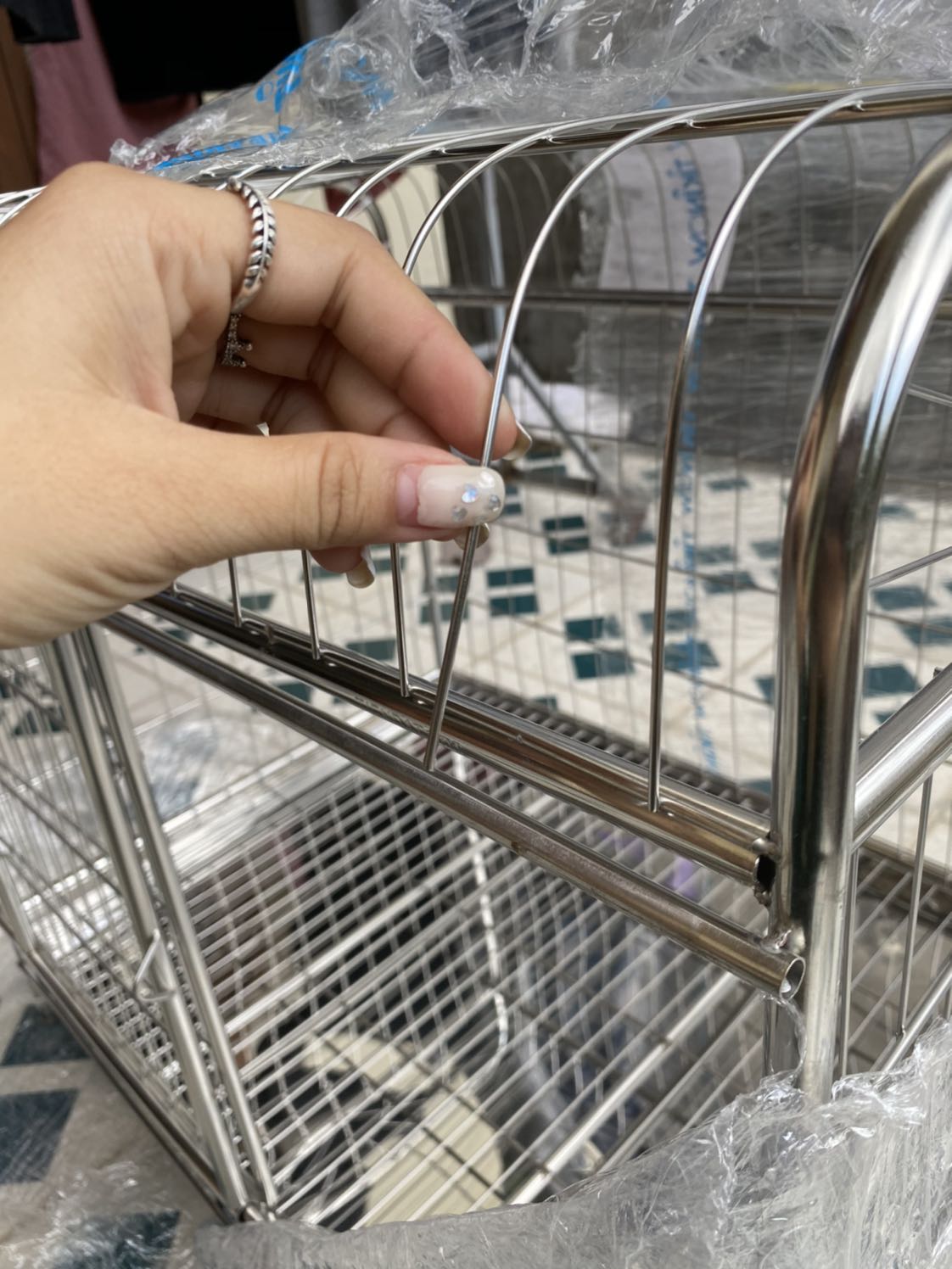 Sản phẩm khi ship tới mình rất ưng ý vì đc đóng gói rất kĩ và đẹp như ảnh. Tuy nhiên khi gỡ bao bì ra thì lại thấy có 1 thanh bị bung mối hàn như ảnh. Mong tiki liên hệ lại giúp mình!