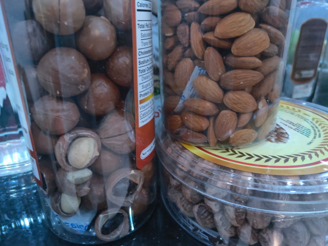 hạnh nhân bị dầu, ỉu hết toàn bộ hộp. Ăn rất là dở. Chất lượng thua hàng cùng giá tiền bên sàn L rất nhiều. tôi mua 2 hộp mới thử 1 hộp muốn bỏ ngang. trả hàng hoàn tiền được ko?!!