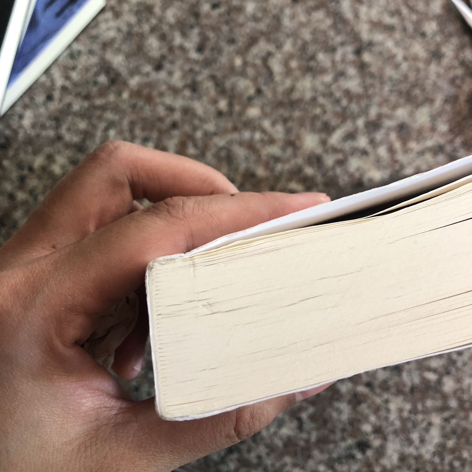 Thật sự đã chuẩn bị tinh thần nhưng vẫn k khỏi bị hẫng, tiki đóng gói vô cùng tệ hại, mà mua đâu có phải ít, kiện 10 quyển k book care quyển nào, k quấn lại với nhau cho cố định, sách thì bụi băm, xước sát như như sách cũ vậy, k hiểu hệ thống làm việc kiểu gì luôn