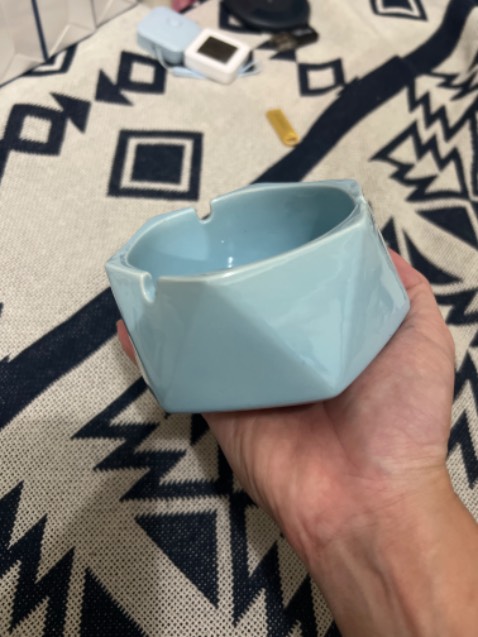 Cao, rộng, gạt tàn ít vương ***.

Chắc, nặng, cứng. Dùng để nện mấy đứa hay gạt tàn vung *** rất tốt. Khi sử dụng nhớ nhẹ tay thôi, đau lắm.

Ps: mình đã cai được thuốc.