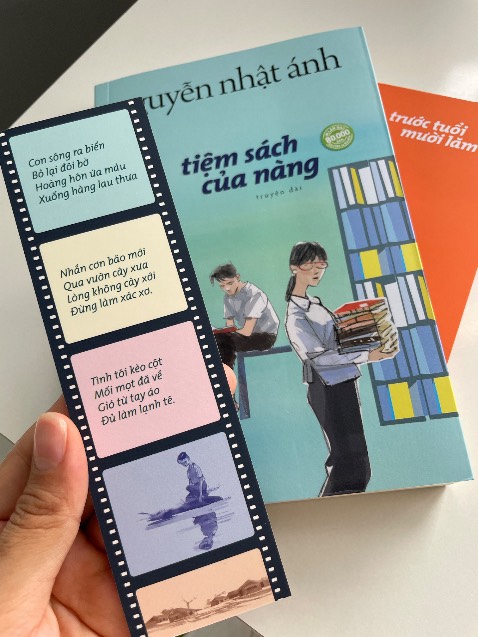 cuốn nì ấn tượng đầu tiên là thiết kế ạ =))) khác nhiều so với những tác phẩm trước của bác Ánh. chỉn chu, đẹppp 🎀 bookmark đi kèm xinh iu nhắm. mà cuốn của mình hong có chữ kí tác giả như mí cuốn của mng mua òyyy