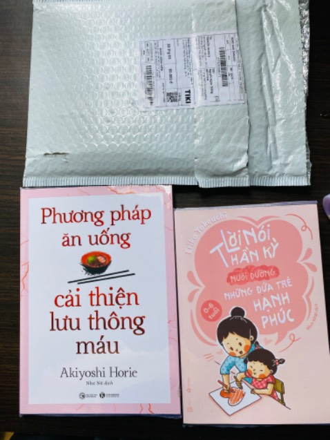 Sách về sức khỏe, bổ ích. 
Tiki đóng gói không dùng hộp giấy nên bị xước cạnh sách!