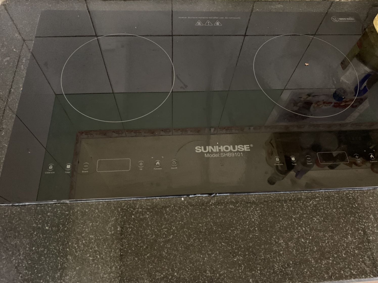 Bếp nhìn chung đẹp, trừ việc in cảnh báo (mặt bếp nóng sau khi đun, cẩn thận khi chạm tay) và số đt chăm sóc khách hàng thẳng lên mặt bếp (ko bóc hay xoá được) làm cho mặt bếp nhìn rối thêm. 
Mình gọi thợ cắt đá hết 400k. 
Mặt kính ko thấy đề cập là lọi kính gì, xem trên web của hãng cũng chỉ ghi chung chung là kính tôi chịu nhiệt nên khi dùng cảm giác ko yên tâm lắm, sợ bể.