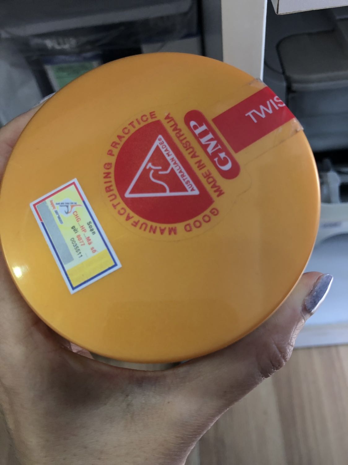 Đặt hàng giao nhanh! Giao đúng giờ nhưng khui thùng ra hàng không còn nguyên tem? Đã bị mở hộp rồi! Gọi tổng đài không ai bắt máy!!! Lần đầu tiên nhận hàng từ Tiki trading mà tệ như vậy đó! Đề nghị Tiki giải thích việc này! Tôi muốn được đổi sản phẩm khác còn nguyên tem.