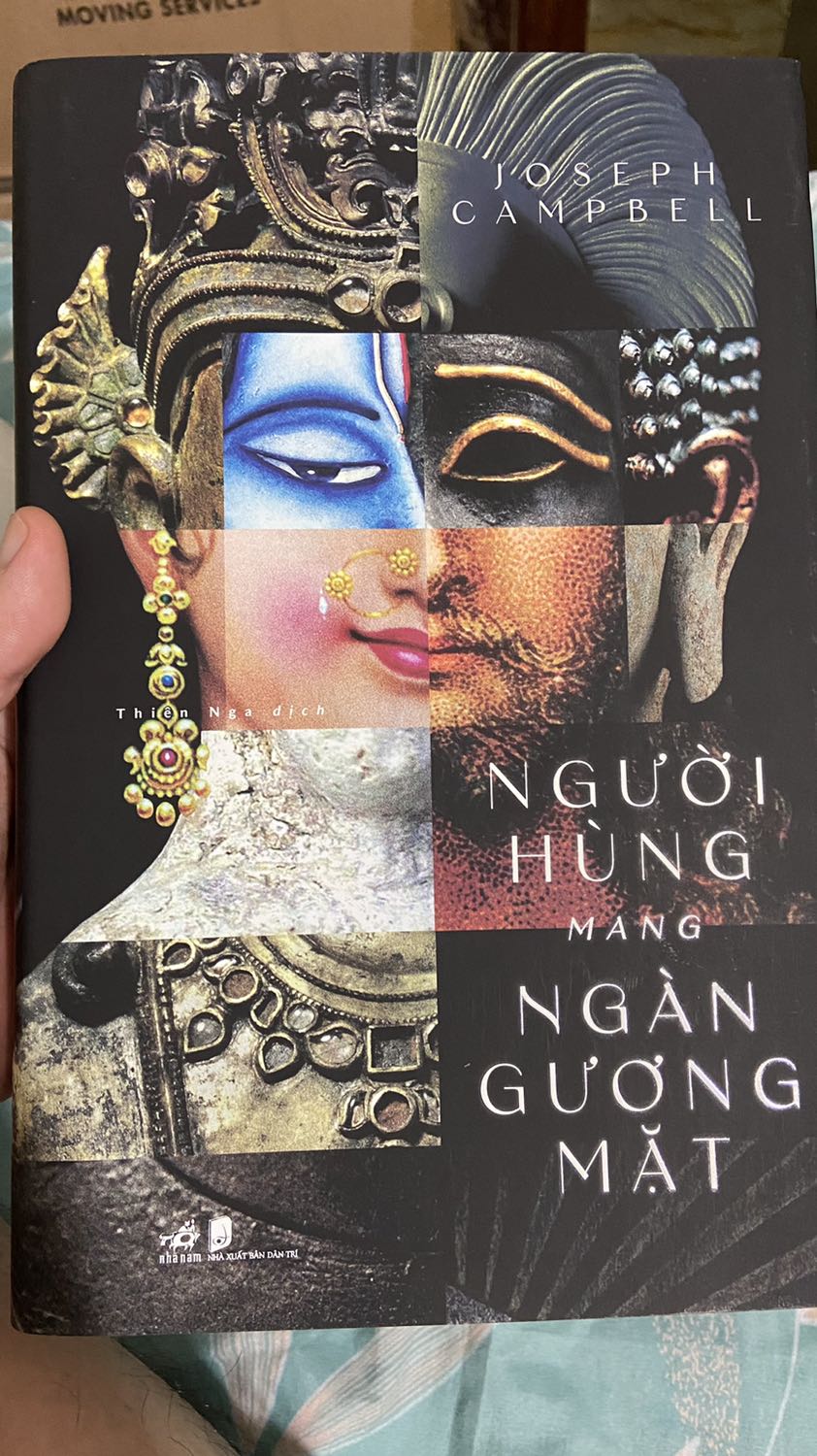 Ý NIỆM CẦN THANH THOÁT - ĐỪNG CHẤP MÊ BẤT NGỘ - TĨNH TÂM NHẬP ĐỊNH.

Sách sẽ kén chọn người đọc vì Hệ thống kiến thức và thông tin dàn trải khổng lồ thách đố tâm trí người đọc. (Hoặc người đọc cần có một chút vốn kiến thức nền tảng về văn hóa lịch sử tri kiến Lược sử thế giới - Lược sử loài người phương Đông phương Tây phương Bắc và phương Nam…) Người đọc phải cực kỳ điềm tĩnh, cẩn thận, nhẫn nại và trải nghiệm từng trang từng dòng sách… Người đọc cần chậm rãi tổng hợp, nhớ từng chút một những ẩn số đừng cố lao nhanh vào mê cung ngôn từ của NGƯỜI HÙNG MANG NGÀN KHUÔN MẶT sẽ càng gây rối rắm, nhiễu loạn thông tin, lầm lạc ý niệm và gây hoang tưởng tri thức mà mãi không thấy lối để thoát ra bế tắc…

Joseph Campbell tổng hợp những tri thức trải rộng và dài từ đông sang tây, đẩy người đọc từ thiên đường xuống địa ngục từ vinh nhục tới sự đục trong uẩn khúc trong những di tích thần thoại, những ghi chép lại mà ai cũng từng nhầm lẫn hoặc hiểu sai ý niệm và dấu hiệu… 

Người đọc rơi vào trạng thái bất ngờ, ngờ nghệch, lệch lạc vào những trang sách quá nhiều kiến thức… không hiểu bắt đầu từ đâu, đào sâu thế nào??? Vụt lên ngàn sao thiên hà thăm thẳm rồi phút chốc chìm đắm vào đại dương của những chương sách trải trải dàn dàn những bí mật lúc ẩn lúc hiện…

SÁCH HAY NHƯNG KHÔNG PHẢI AI CŨNG ĐỌC ĐƯỢC.